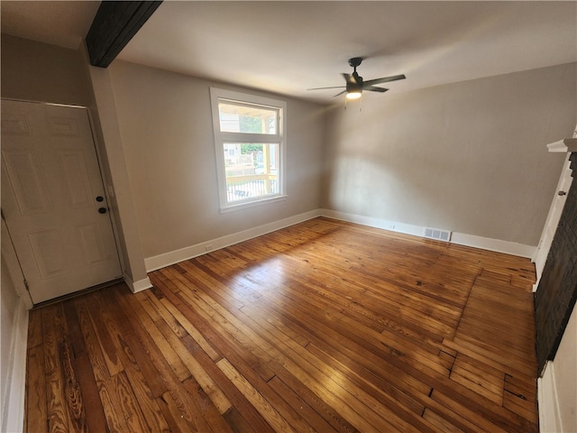 unfurnished room with dark wood-type flooring and ceiling fan