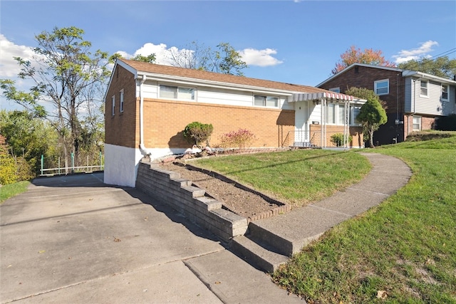 view of front of house with a front lawn