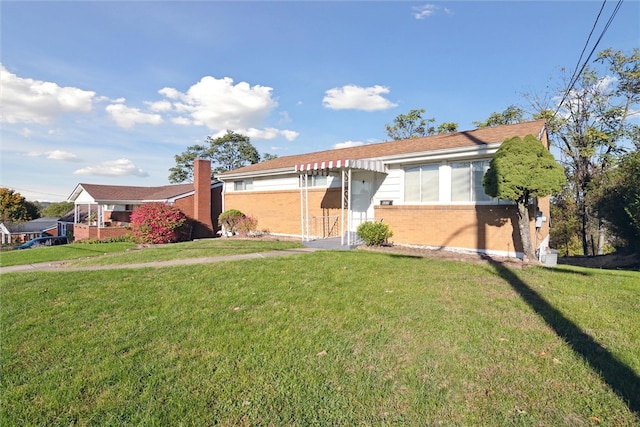 view of front of home featuring a front lawn