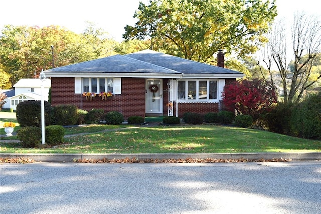 view of front of home featuring a front yard