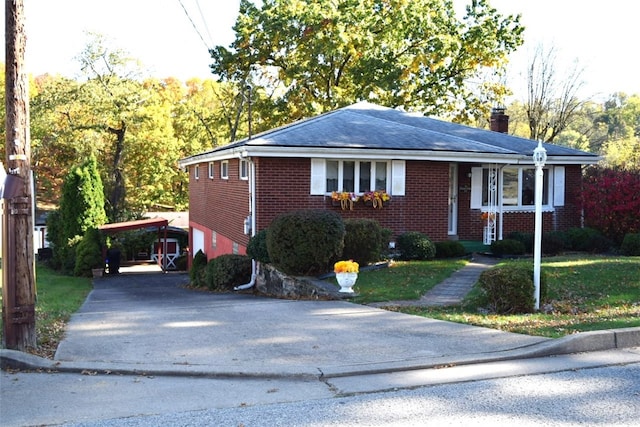 view of front of property featuring a front yard