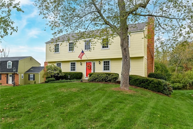 view of front of house featuring a front lawn