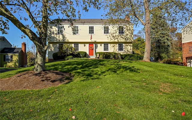 view of front of property with a front yard