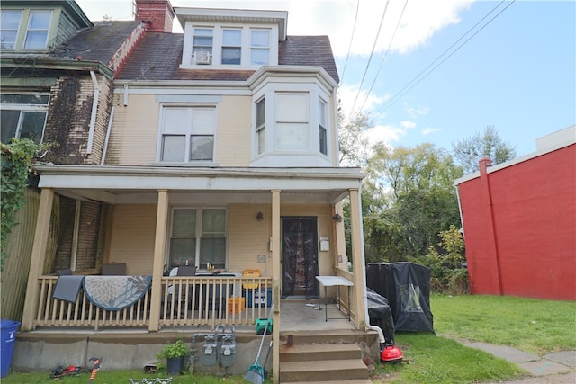 view of front facade featuring a front lawn and a porch