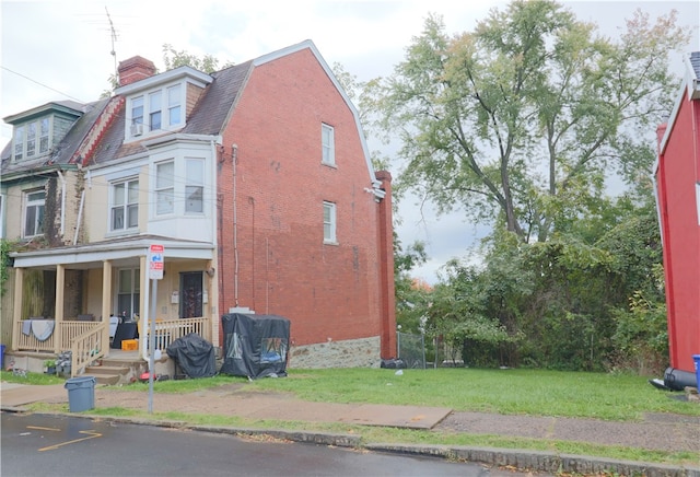 view of front facade with a porch and a front yard