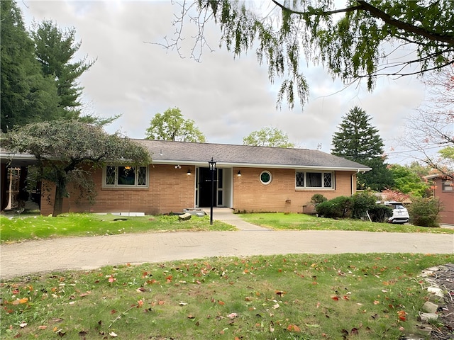 ranch-style home featuring a front lawn