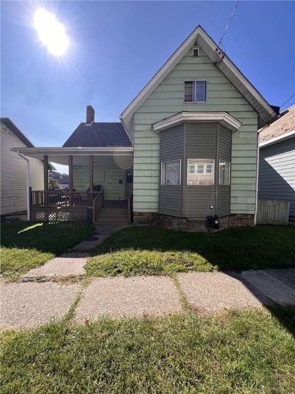 back of house featuring a yard