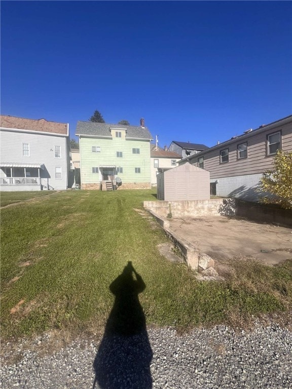 view of yard with a storage shed