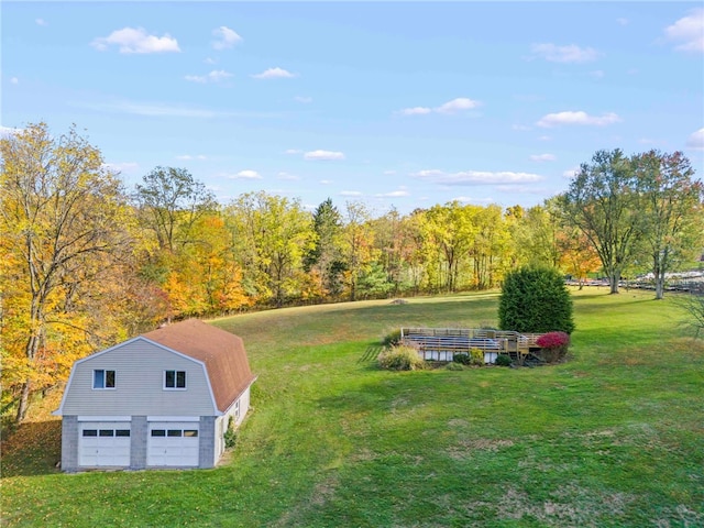 view of yard with an outdoor structure and a garage