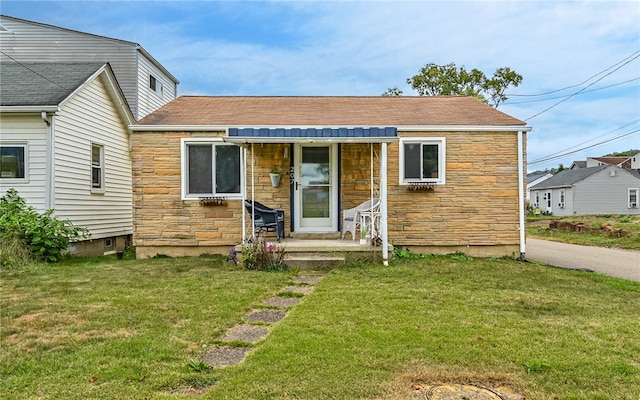 view of front of house with a front lawn