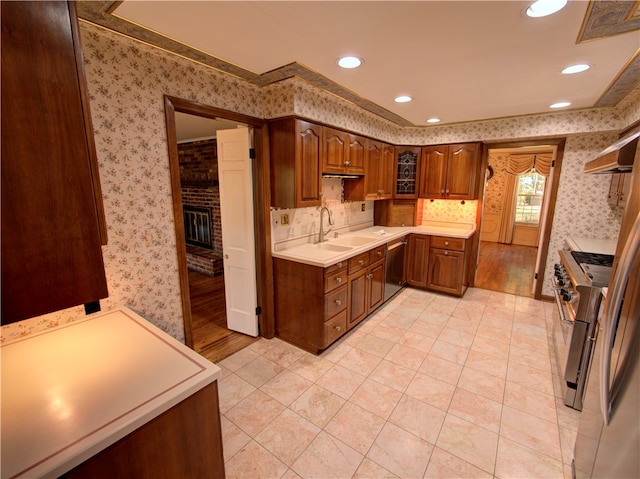 kitchen featuring sink, stainless steel appliances, and light hardwood / wood-style flooring