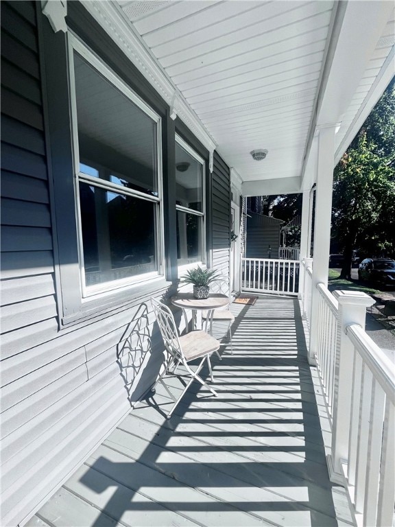 balcony featuring covered porch