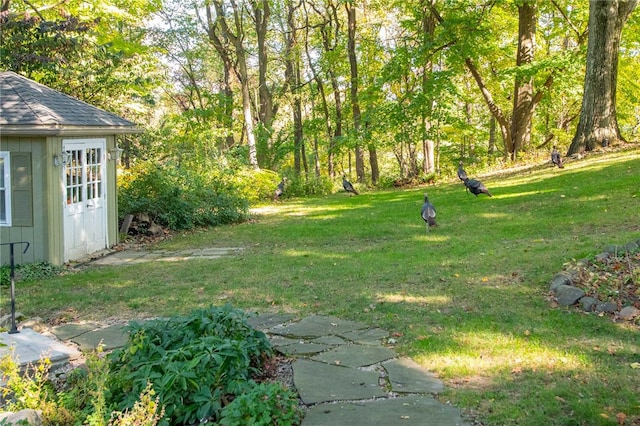 view of yard featuring an outdoor structure