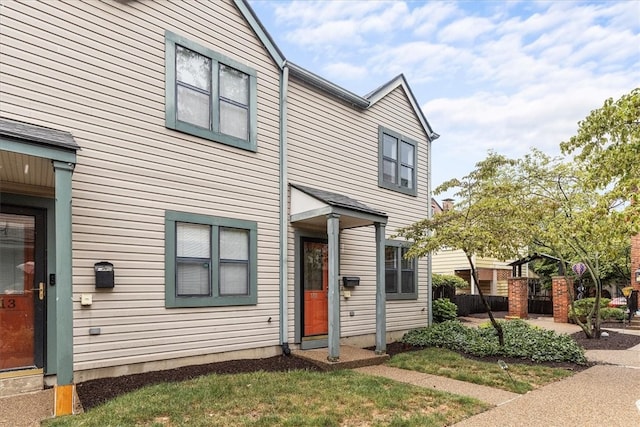 view of front of property featuring a patio area and a front yard