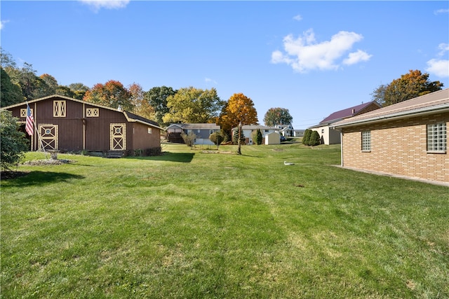 view of yard featuring an outdoor structure and a barn