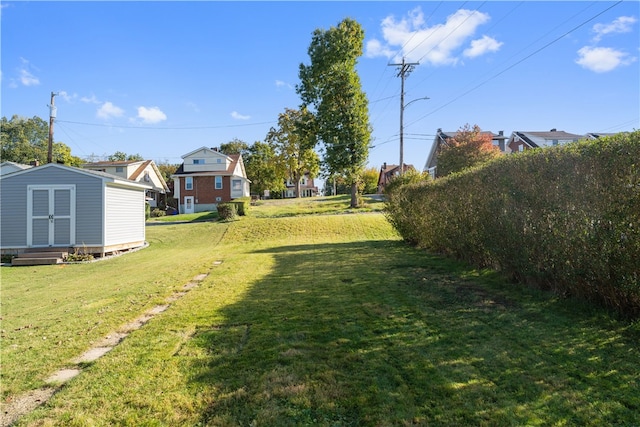 view of yard featuring a shed