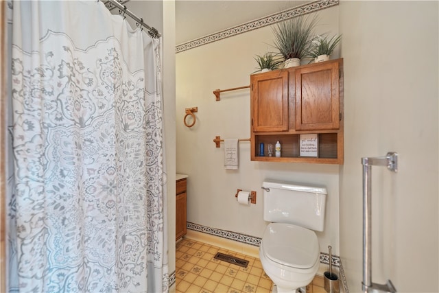 bathroom with toilet, a shower with curtain, and vanity