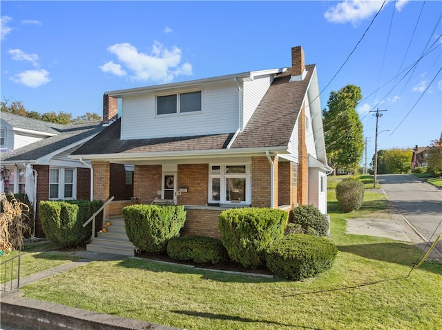 view of front of home featuring a front lawn