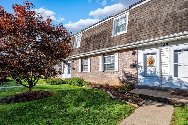 view of front of property with a front yard