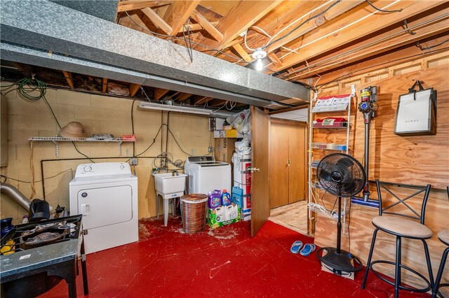 basement with sink and washer and clothes dryer