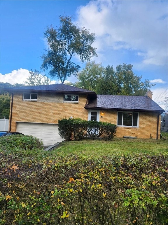 view of front facade with a garage and a front yard