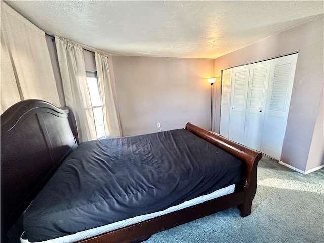 bedroom featuring a textured ceiling, a closet, and carpet flooring