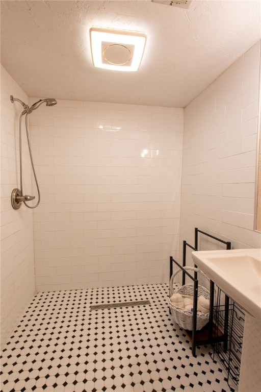 bathroom featuring a tile shower