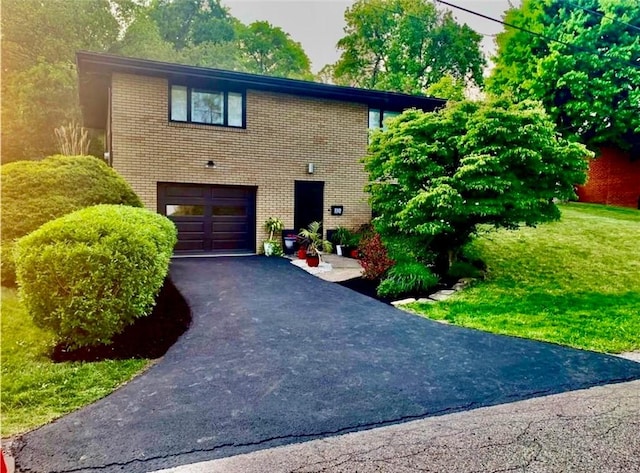 view of front of house featuring a front lawn and a garage