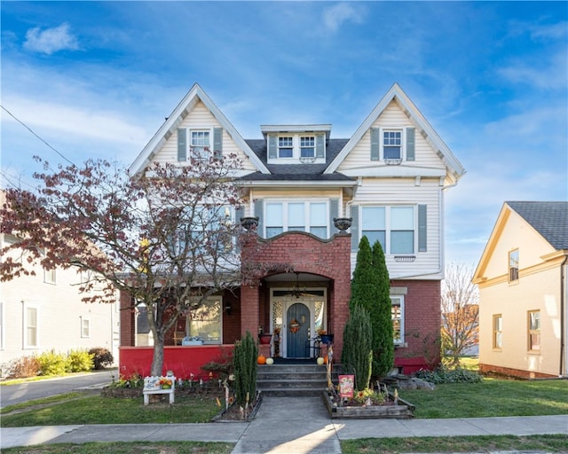 view of front of property featuring a front yard