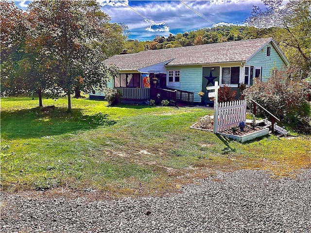 view of front facade featuring a front yard