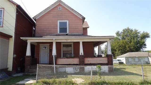 view of front of property featuring covered porch and a front lawn