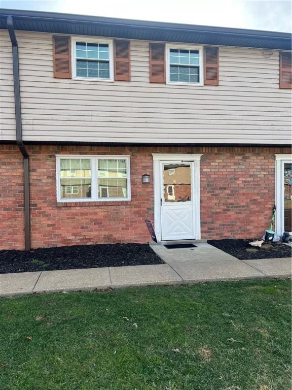 view of front facade with brick siding