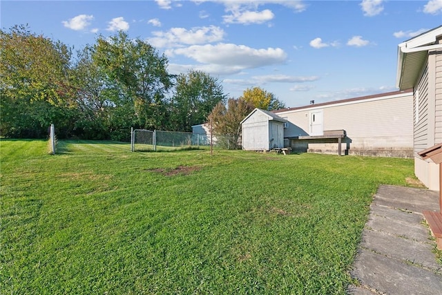 view of yard featuring a storage unit