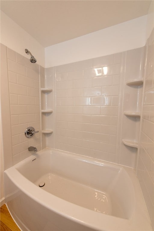 bathroom featuring tiled shower / bath