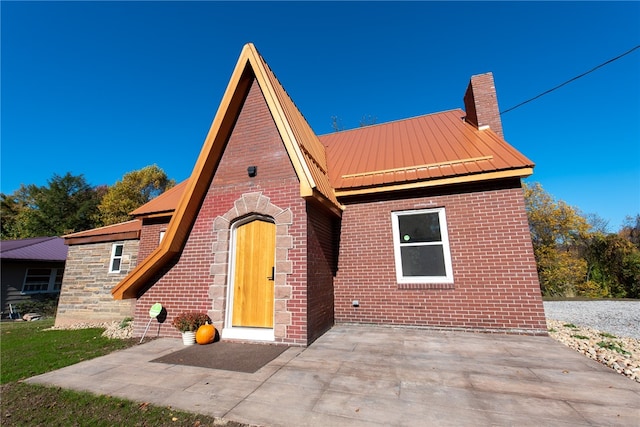 view of front of property featuring a patio