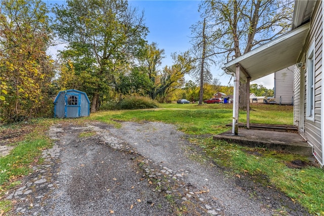 view of yard with a shed