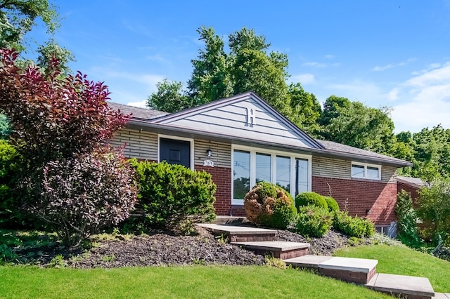 view of front of property featuring a front lawn