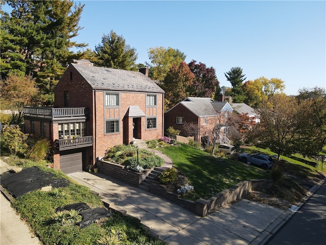 view of front facade featuring a front lawn and a garage