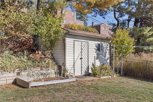 view of outdoor structure featuring a yard