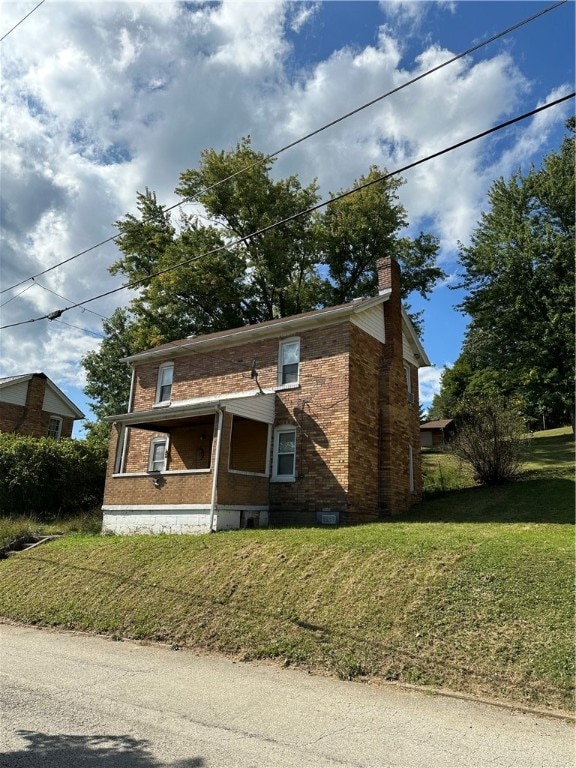 view of front of home with a front yard