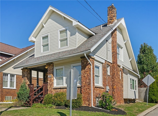 view of front facade featuring a front yard