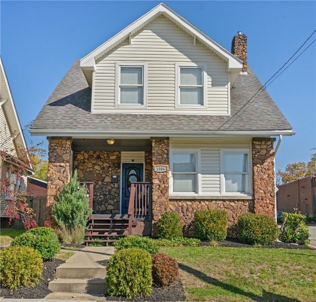 view of front of house featuring a front lawn