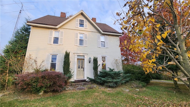 view of front facade with a front lawn