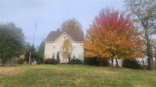 view of front of home with a front lawn