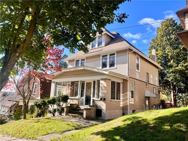 view of front of house featuring a front yard