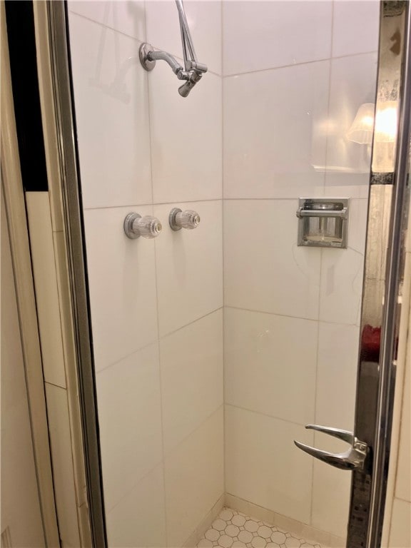 bathroom featuring tiled shower