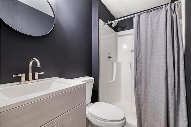 bathroom with vanity, curtained shower, and toilet