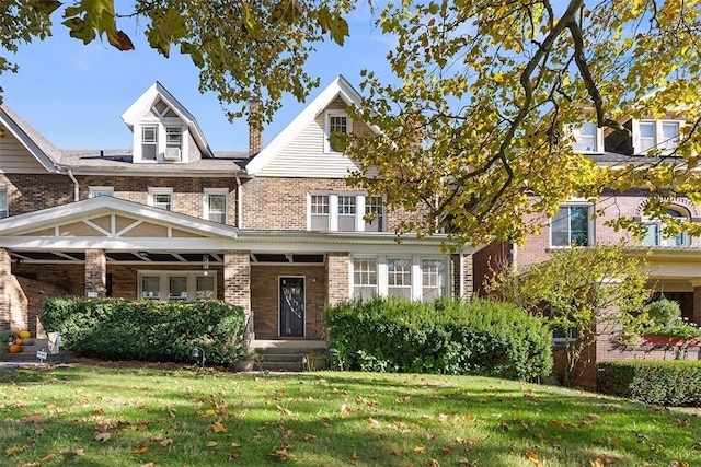 view of front facade with a front lawn