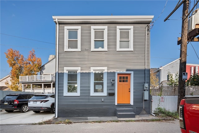 view of front of home featuring a balcony