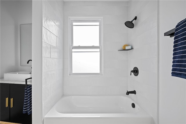 bathroom with vanity and tiled shower / bath